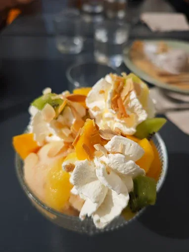Vitrine de glaces artisanales colorées chez La Dune Glacée à Montalivet
